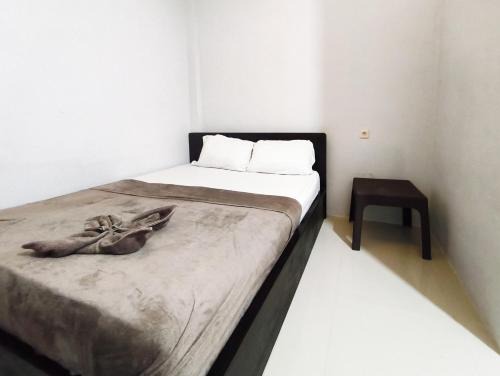 Mataram Hotel | The Silas Room Mitra RedDoorz
