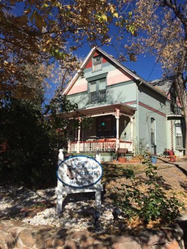 Golden Bed & Breakfast | The Silk Pincushion