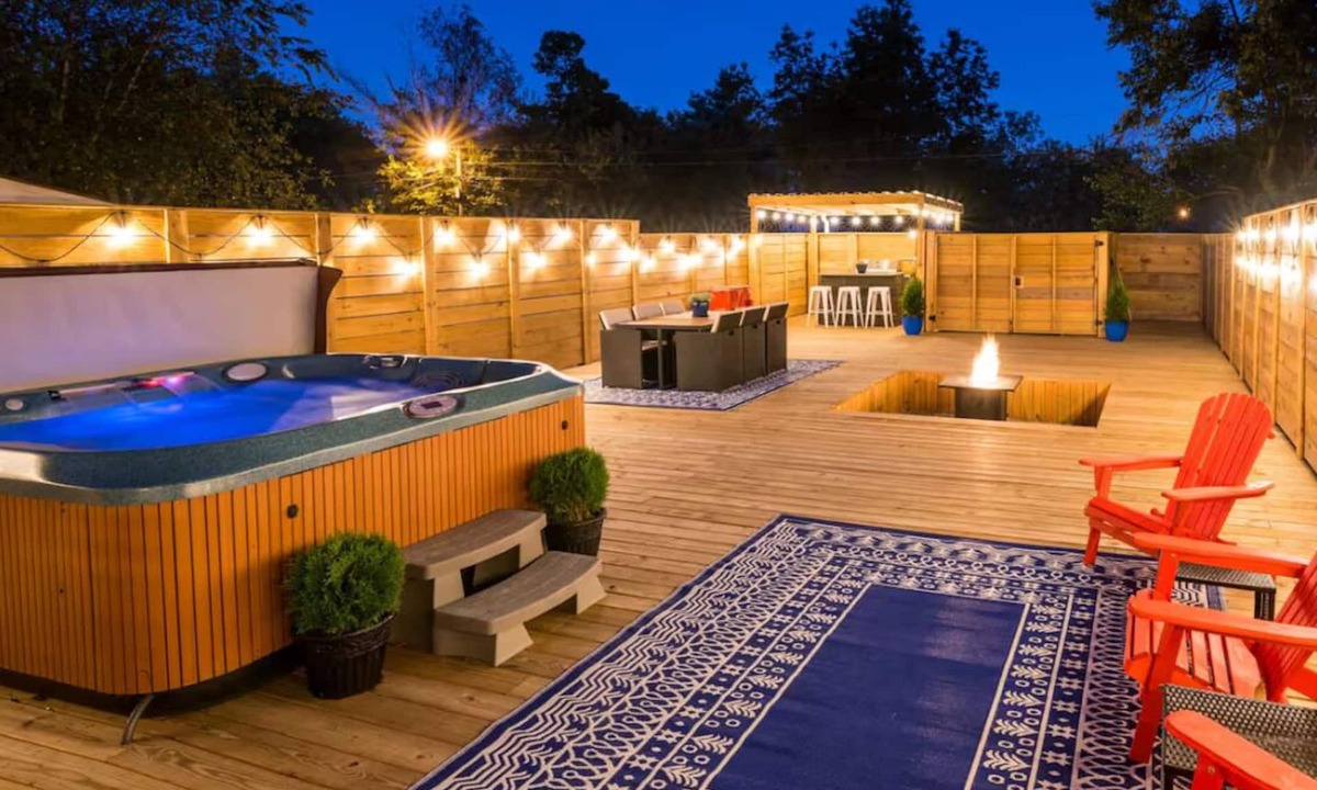 Germantown House | The Single Barrel - Deck, Fire Pit, Hot Tub, Games