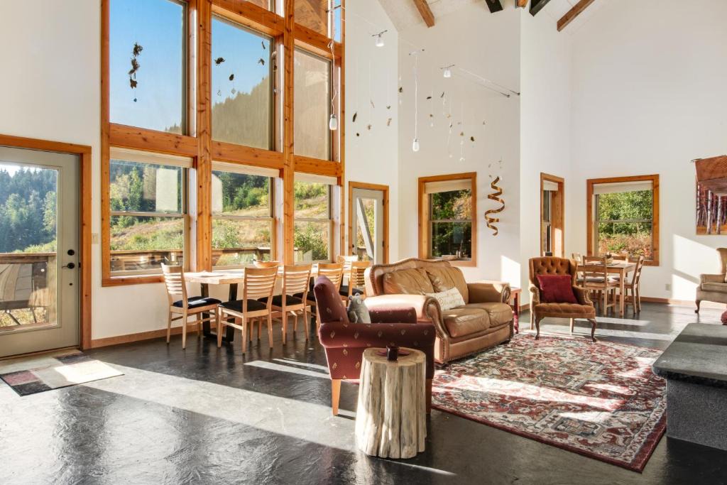 Hyak House | The Skis Knees