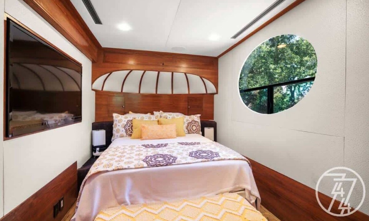Austin Villa | The Skittles Unit near COTA: Hot Tub, BBQ & Events!