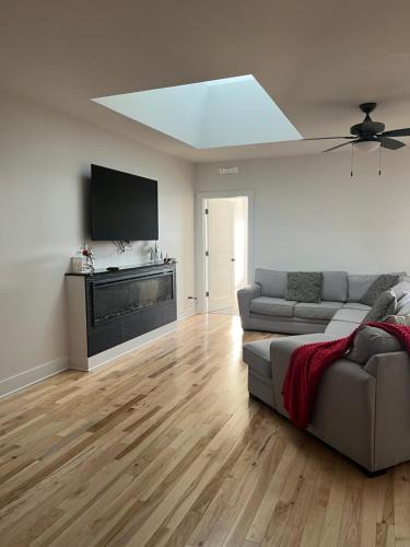 Midway House | The Skylight Retreat - Private 3BR Home in Saint Paul