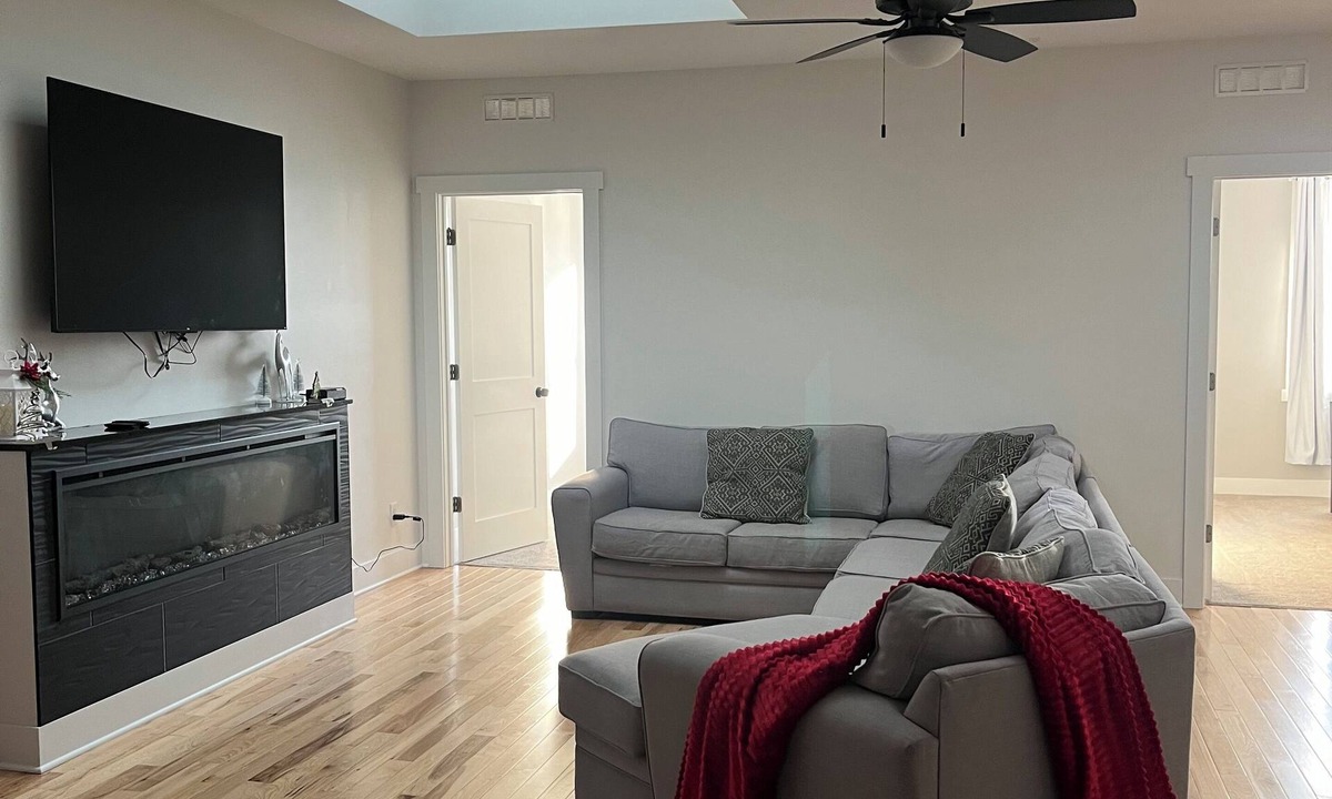 Midway House | The Skylight Retreat 3BR Private Deck – Saint Paul