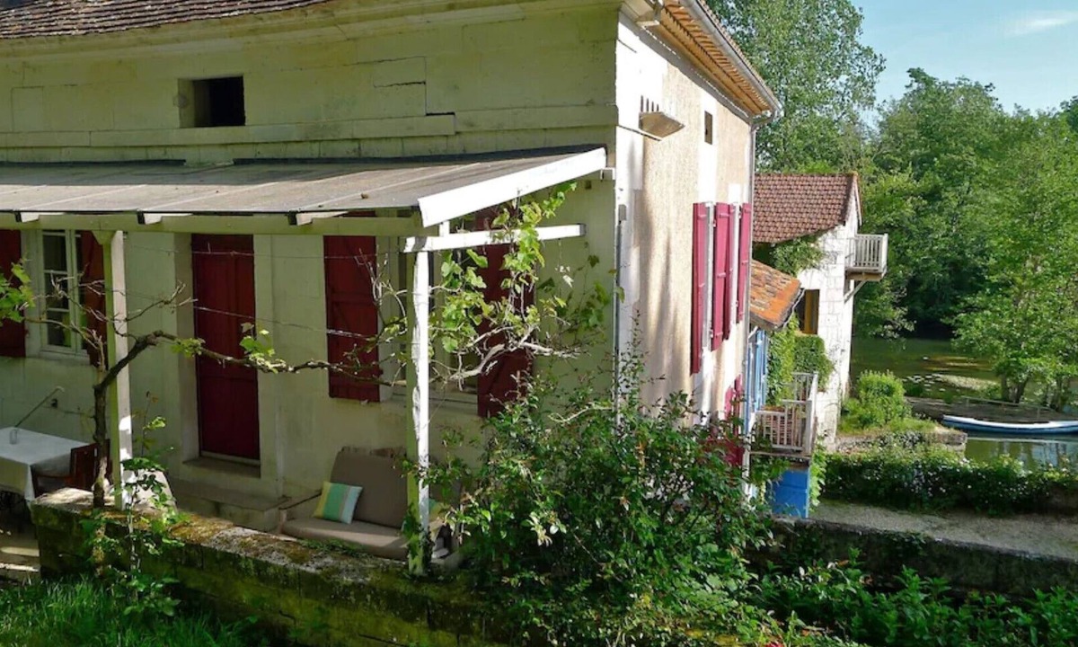 Saint-Meard-de-Drone House | The small station by the river
