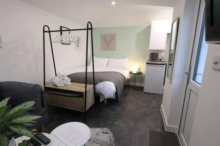 Portishead Apartment | The Snug- Studio in Portishead with Parking