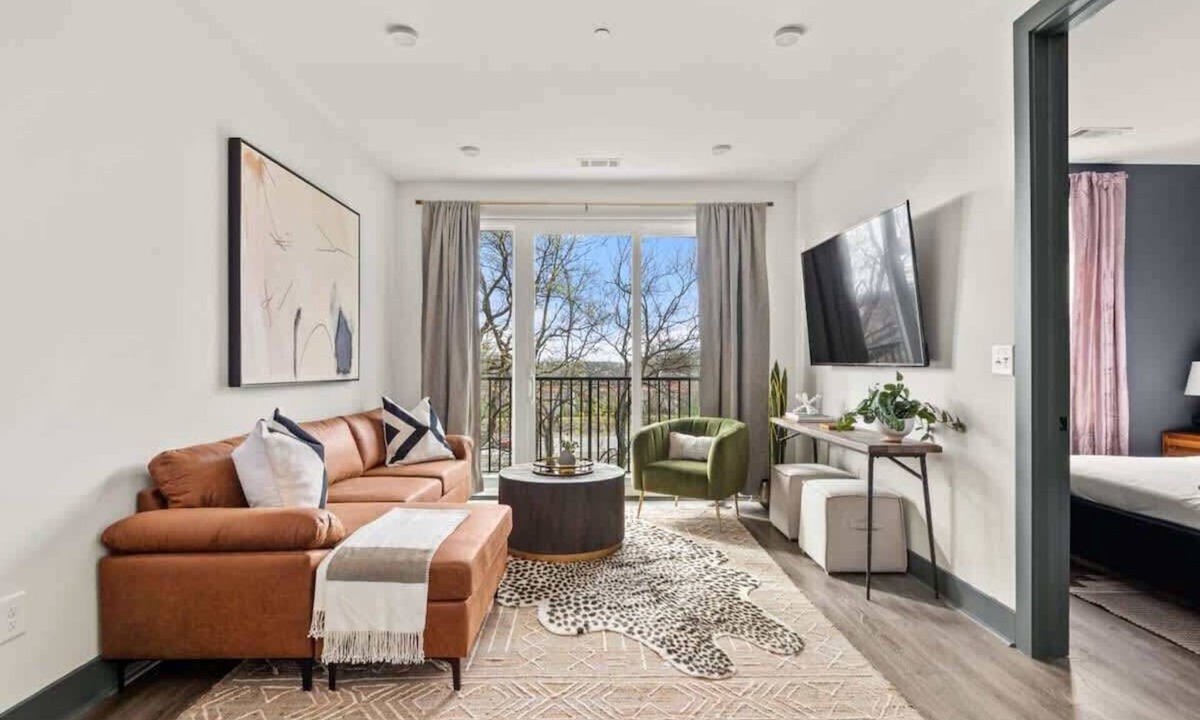 Rolling Mill Hill Apartment | The Sobro Suite - 6 Beds + 6 blocks to Broadway!