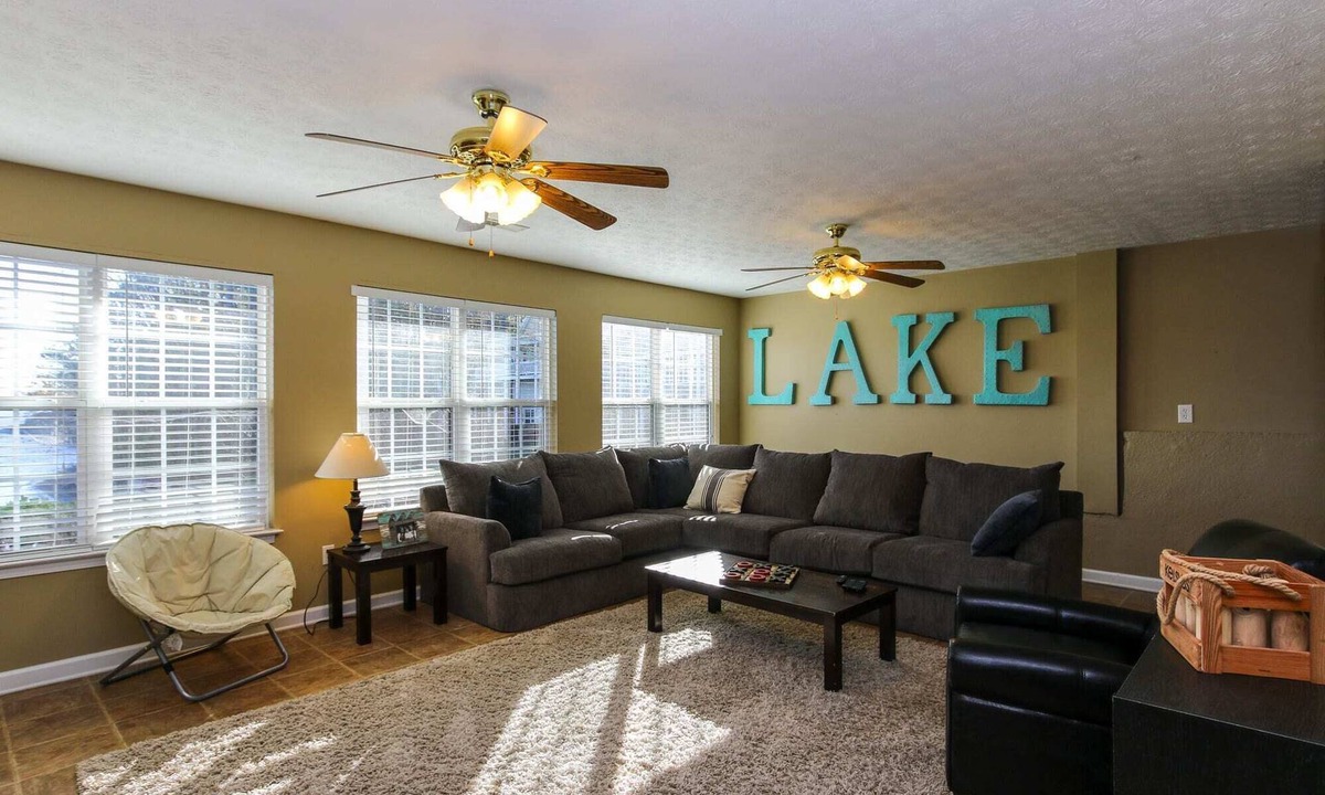 Leesburg House | The Southern Manor | Private Dock + Direct Lake Access | Sleeps 17