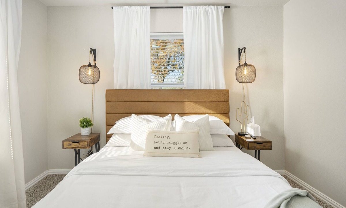 Dennis House | The Southern Sapphire: A Cozy Lake View Getaway