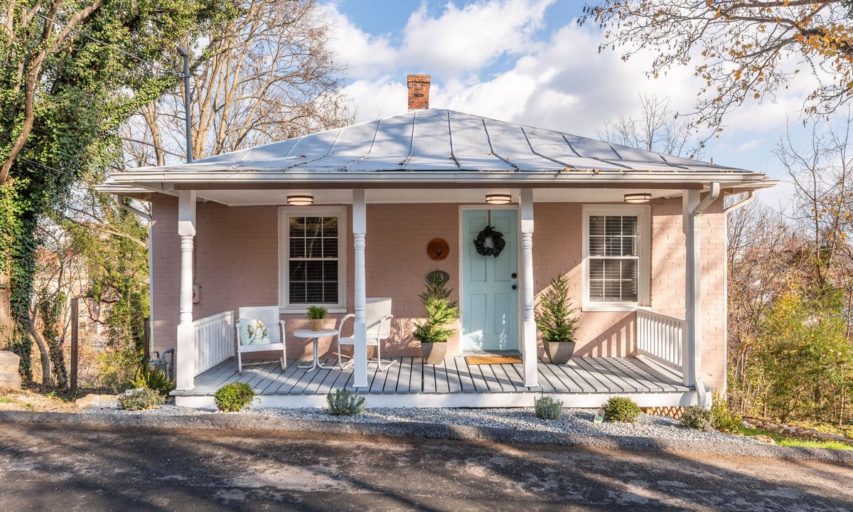 Staunton Cottage | "The Sparrow" at Historic Downtown Staunton