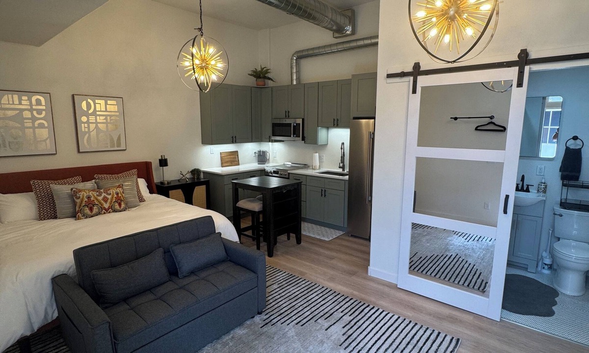 Lakeview Apartment | The Speakeasy Studio