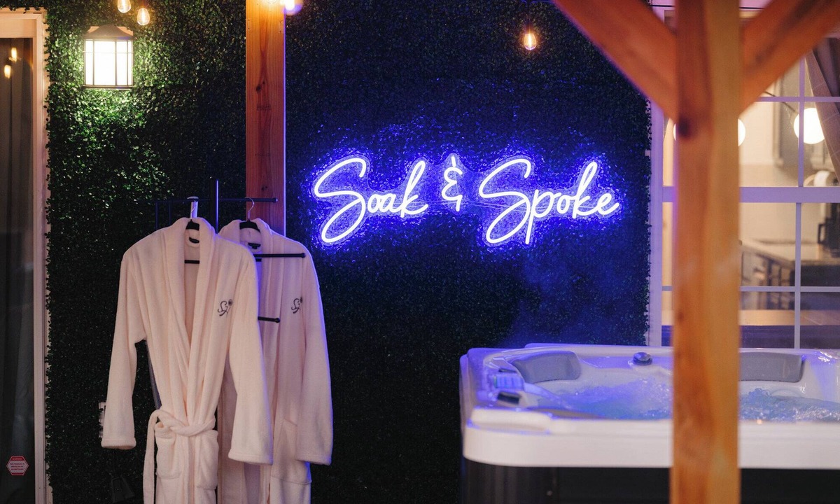 Bentonville House | The Spoke House: Hot Tub, Fire Pit, 5min to Coler