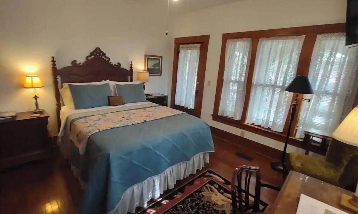Hardy House | The Spring River Stonehouse Inn, Gigi's Room