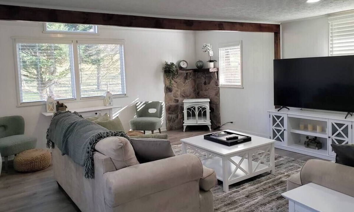 Ingles House | The Squirrel's Leap: quiet stay near Dehaven Park