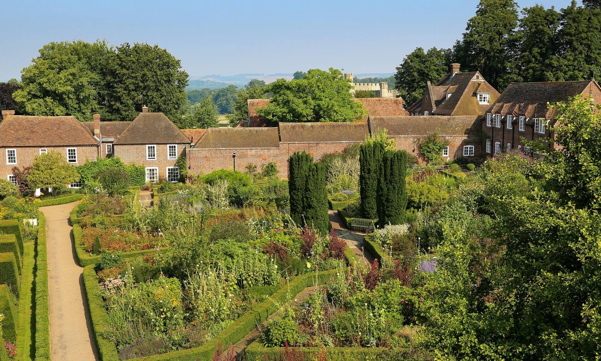 Maidstone Bed & Breakfast | The Stable Courtyard Bedrooms at Leeds Castle