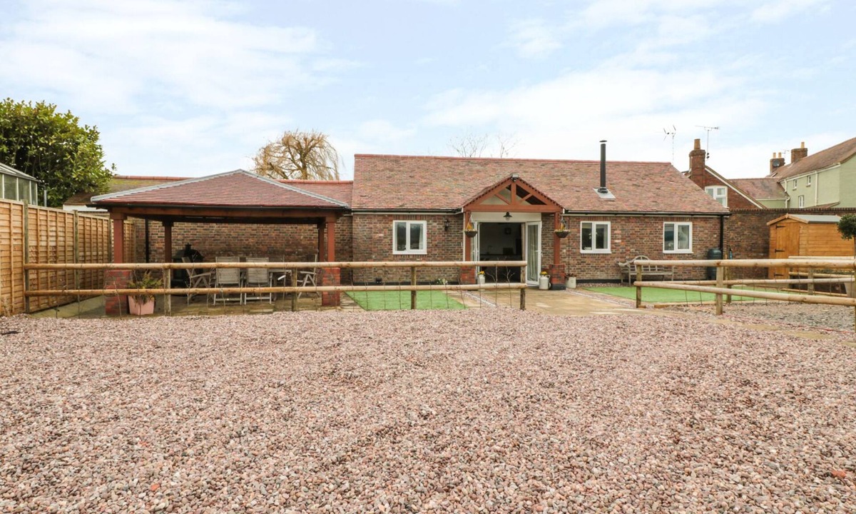 Berkeley Cottage | THE STABLE, pet friendly, with open fire in Berkeley