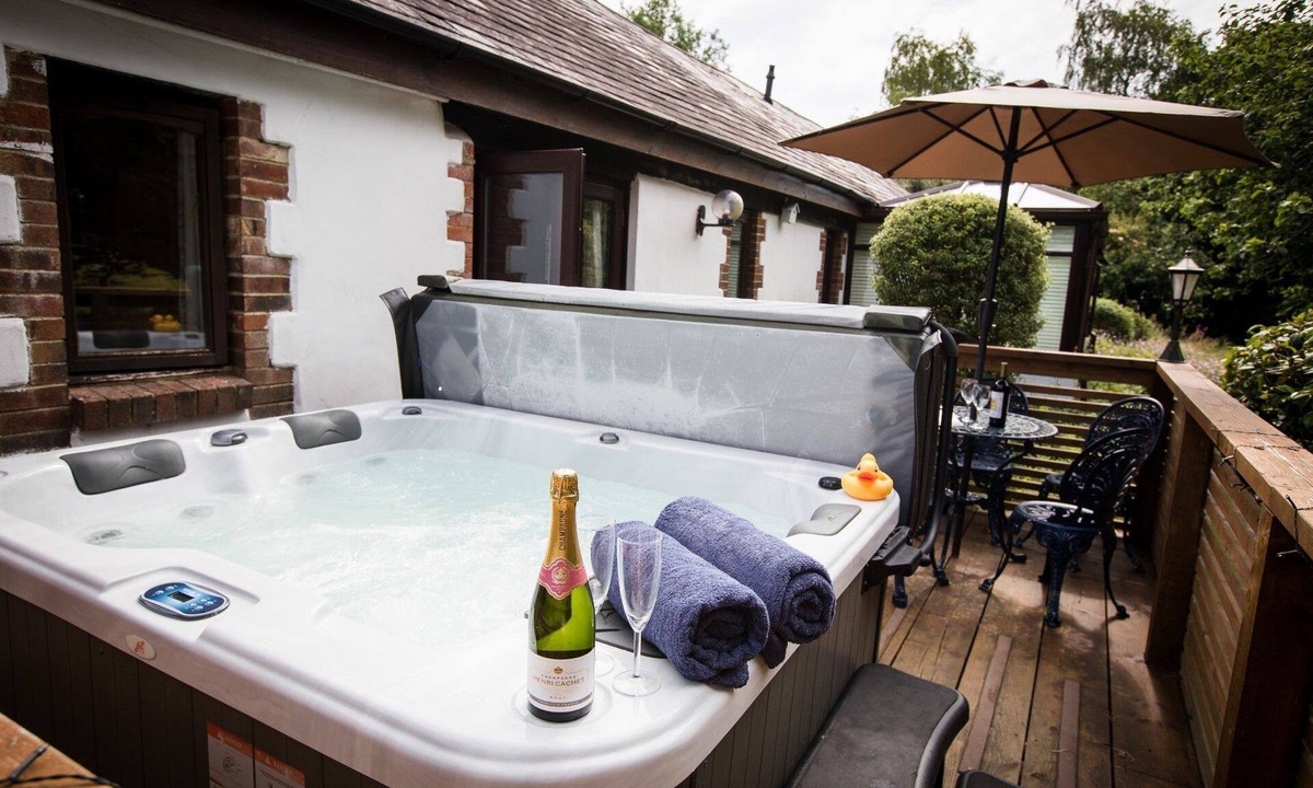 Kingswear Cottage | The Stables - Fully accessible dog friendly with a hot tub