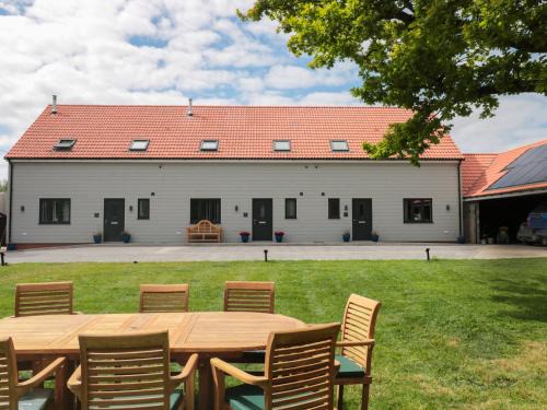 Highbridge House | The Stables