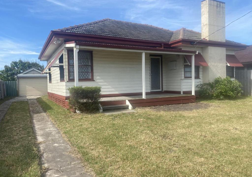 Lakes Entrance House | The Staff House