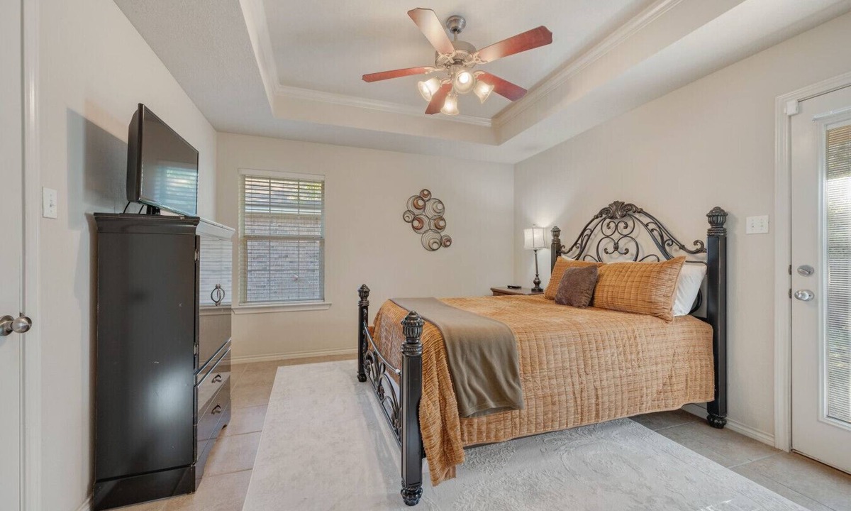 College Station House | The Sterling House: 4BR Near Texas A&M + Grill