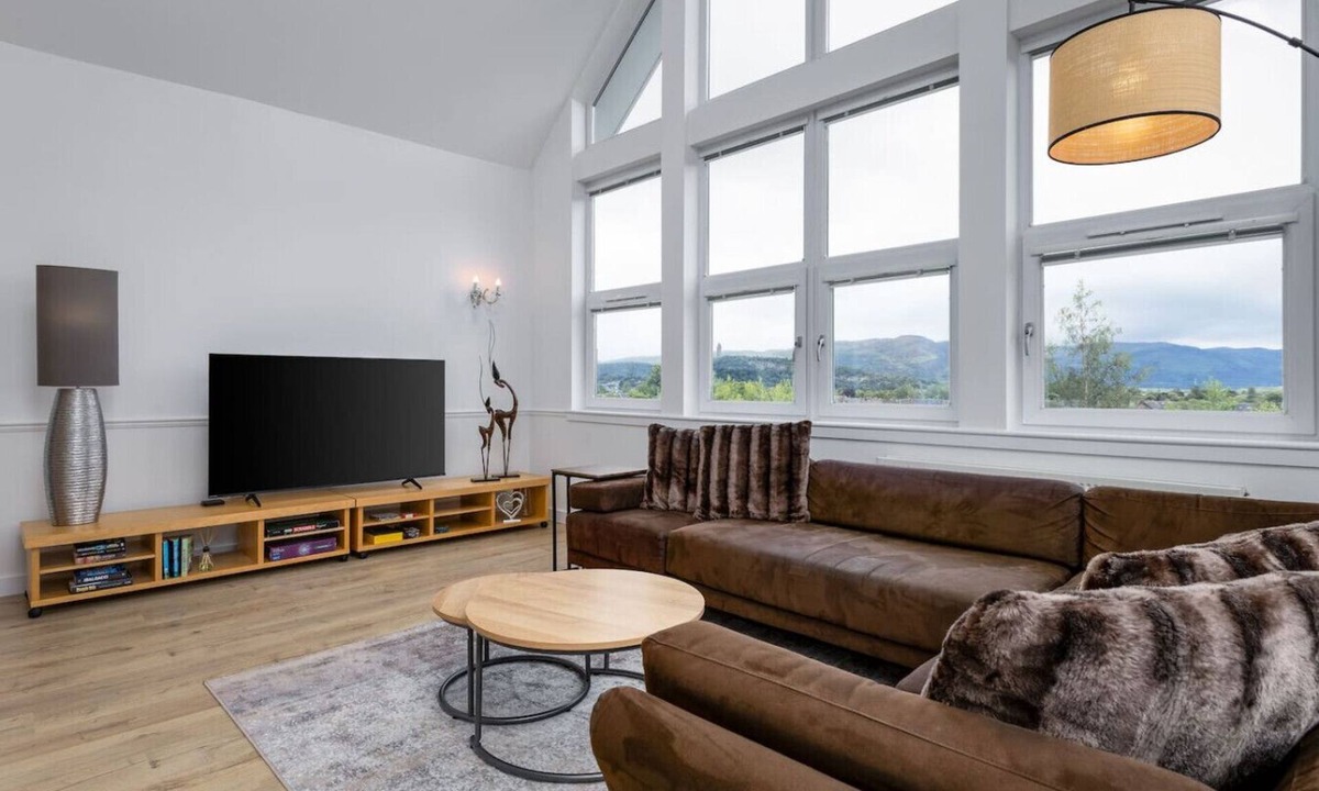 Tillicoultry Apartment | The Stirling Penthouse - Free Parking