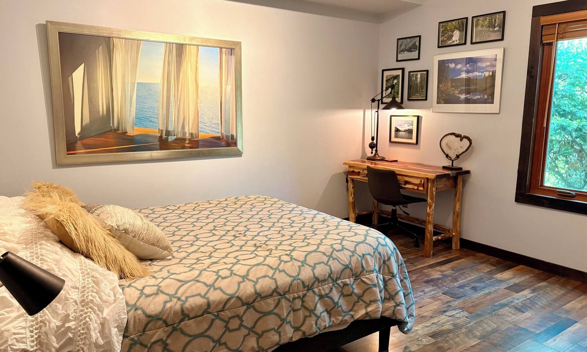Columbia House | The Stone & Bridge: Close to MKT Trail & Dog Park, Dining, Groceries & I-70