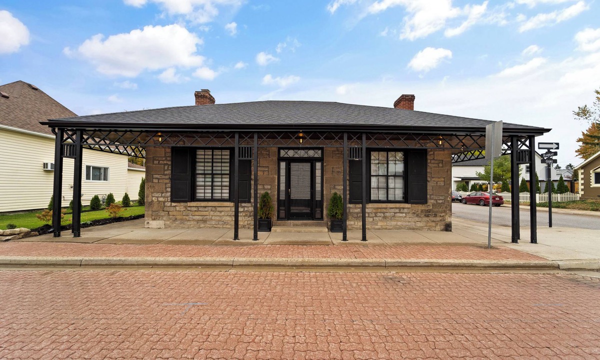 Boblo Island House | The Stone Cottage