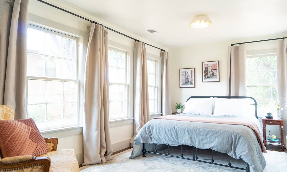 Granbury House | The Stone Cottage - Next to square, beach & more!