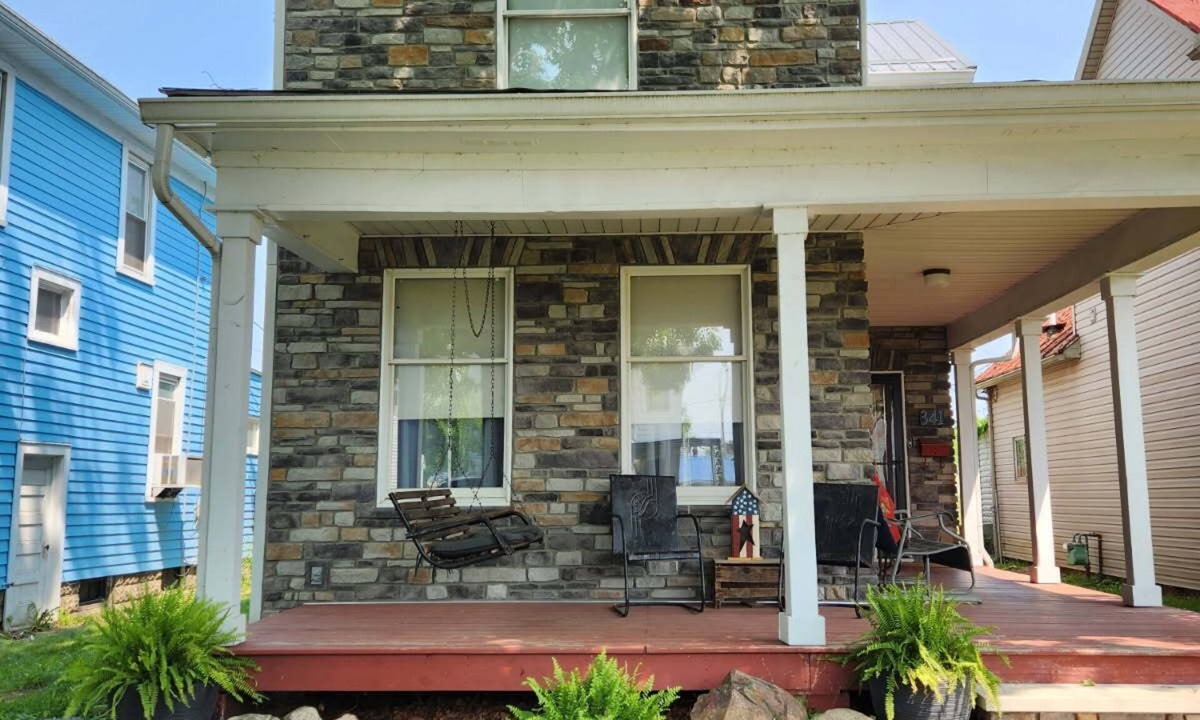 Chillicothe House | The Stone House - 3beds/1 1/2 bath Private Fenced Backyard w/Grill & Fire Pit