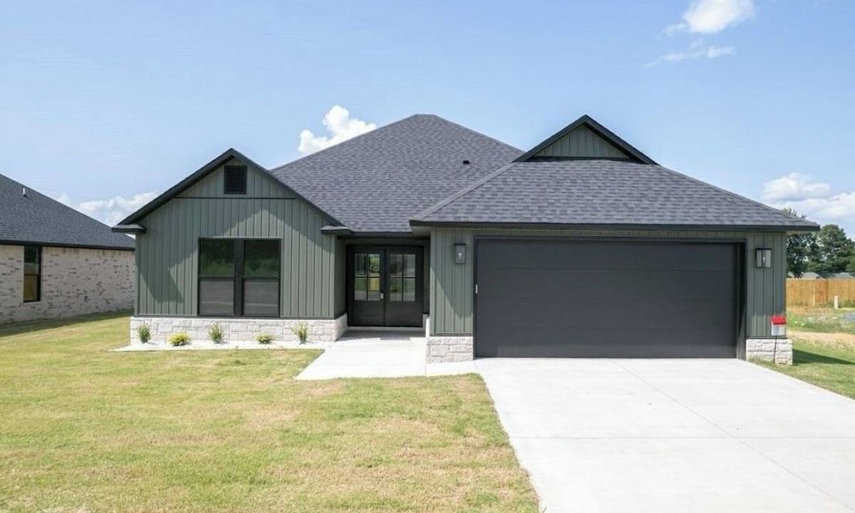 Barling House | The Stone House/near ACHE and Ft Chaffee/sleeps 9/King bed/garage