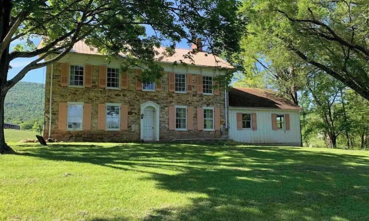 Lewistown House | The Stone House