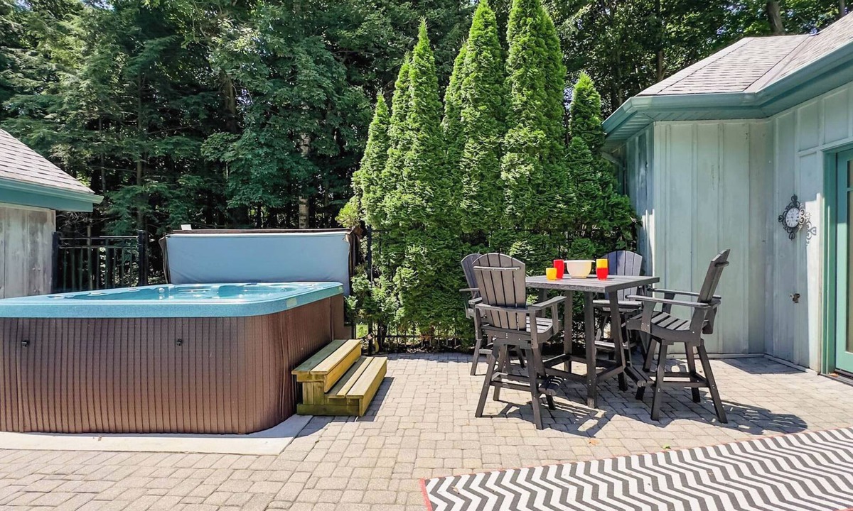 Bayfield Cottage | the Stonewood, Hot tub, King Bed