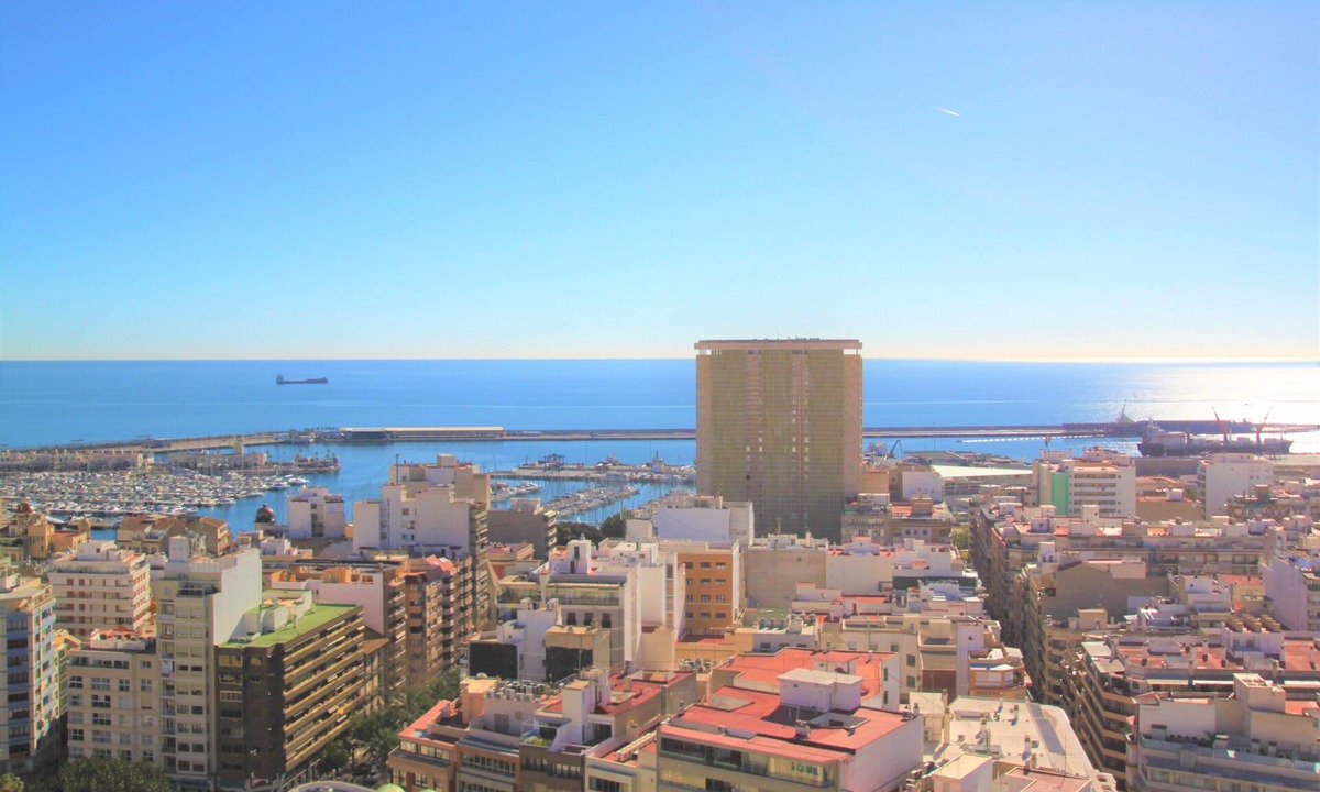 Ensanche Diputacion Apartment | The studio is located in the heart of Alicante, in one of the most emblematic buildings.