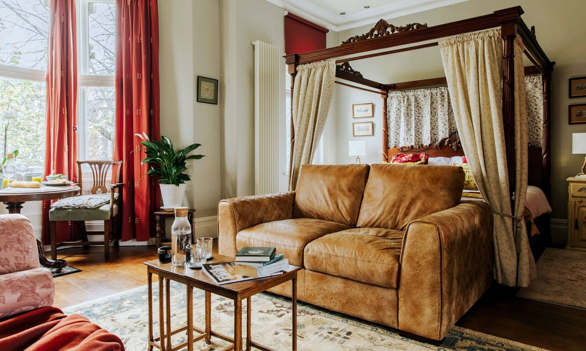 Pontcanna Apartment | The Suite | Cardiff City Centre + Private Parking