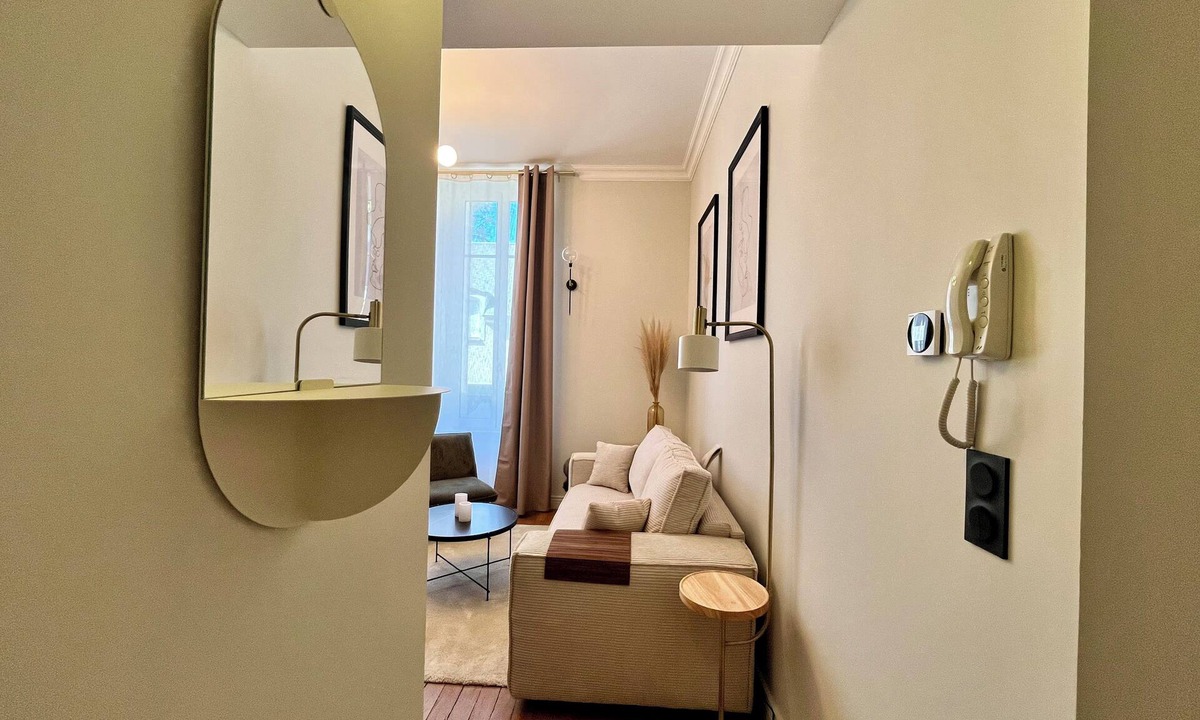 Chateaudun-Bannier Apartment | The suite - Cosy hotel room ambience. Pets welcome!