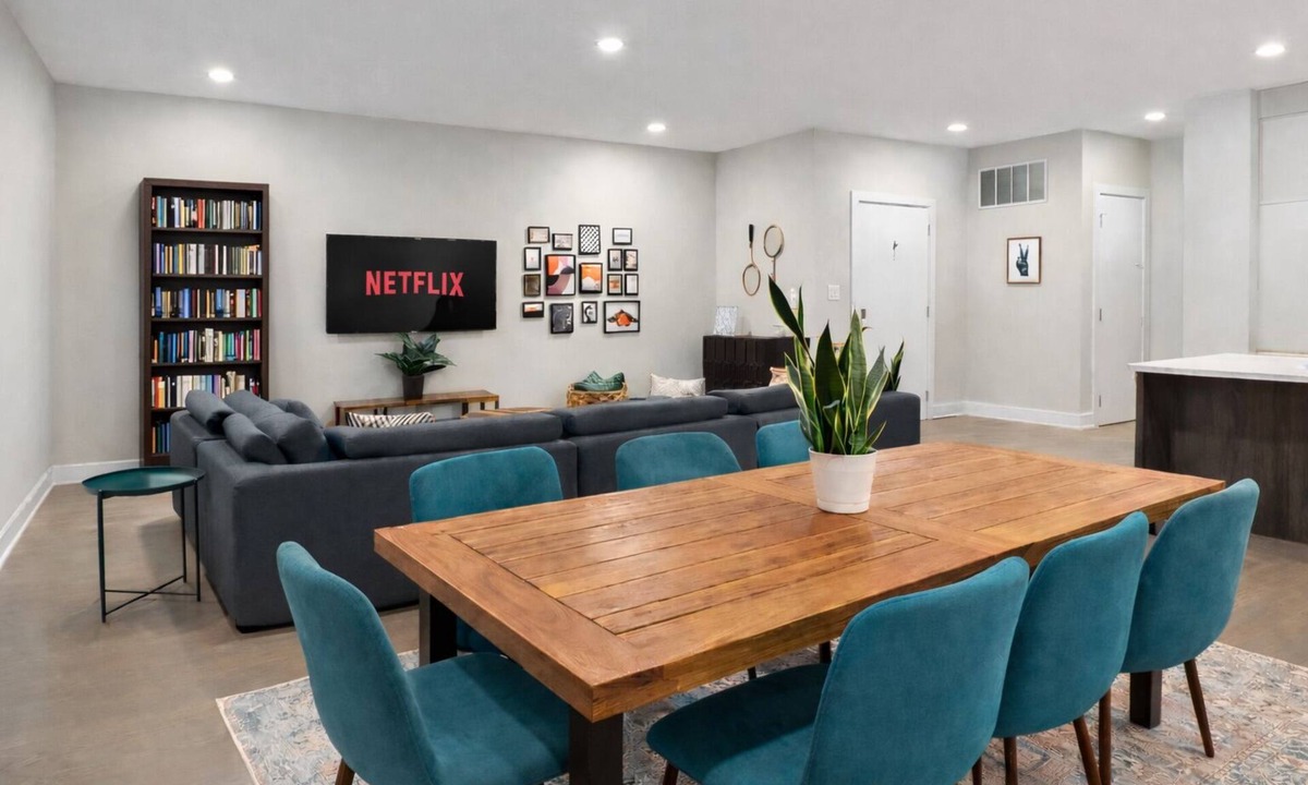 Pilsen Condo | The Suite Spot Eclectic Modern Central Sleeps 6