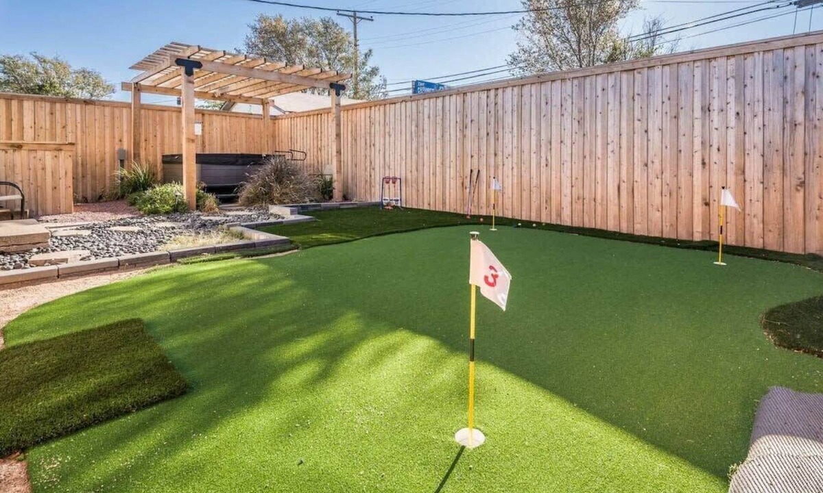 Amarillo House | The SuiteSpot Hot Tub EV Charger Mini-Golf Private Yard, Sleeps 6