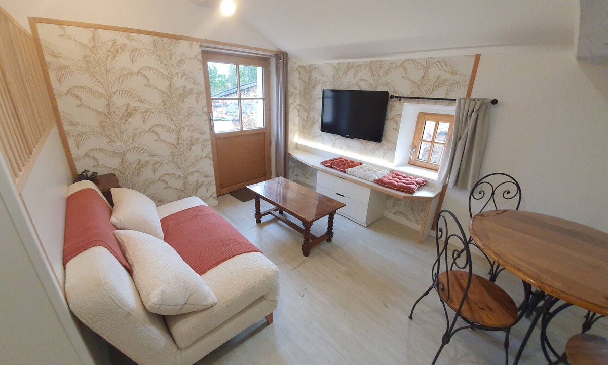 Cholet Apartment | The Sulpiciere fruit trees. Magnificent accommodation in quiet countryside