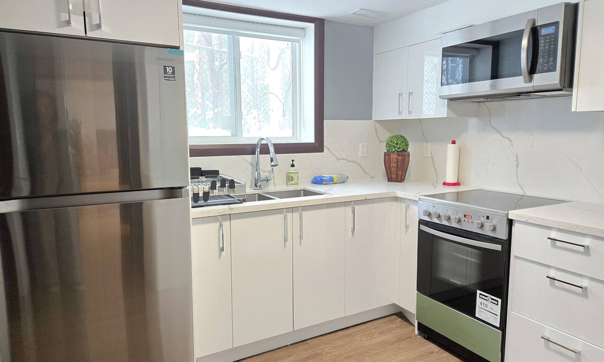 Richmond Hill House | The Sun-Drenched Luxe Suite Designer Family 2BR.