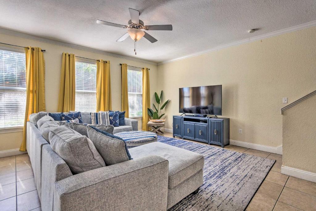Villages of Crystal Beach House | The Sun Shack with Pool Access Less Than 1 Mi to Beach!
