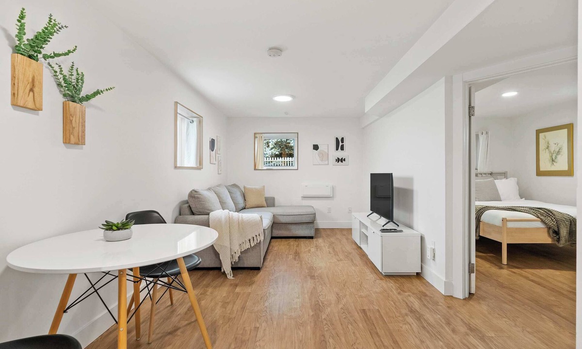 Sunnyside House | The Sunday Charming Private Suite in Calgary