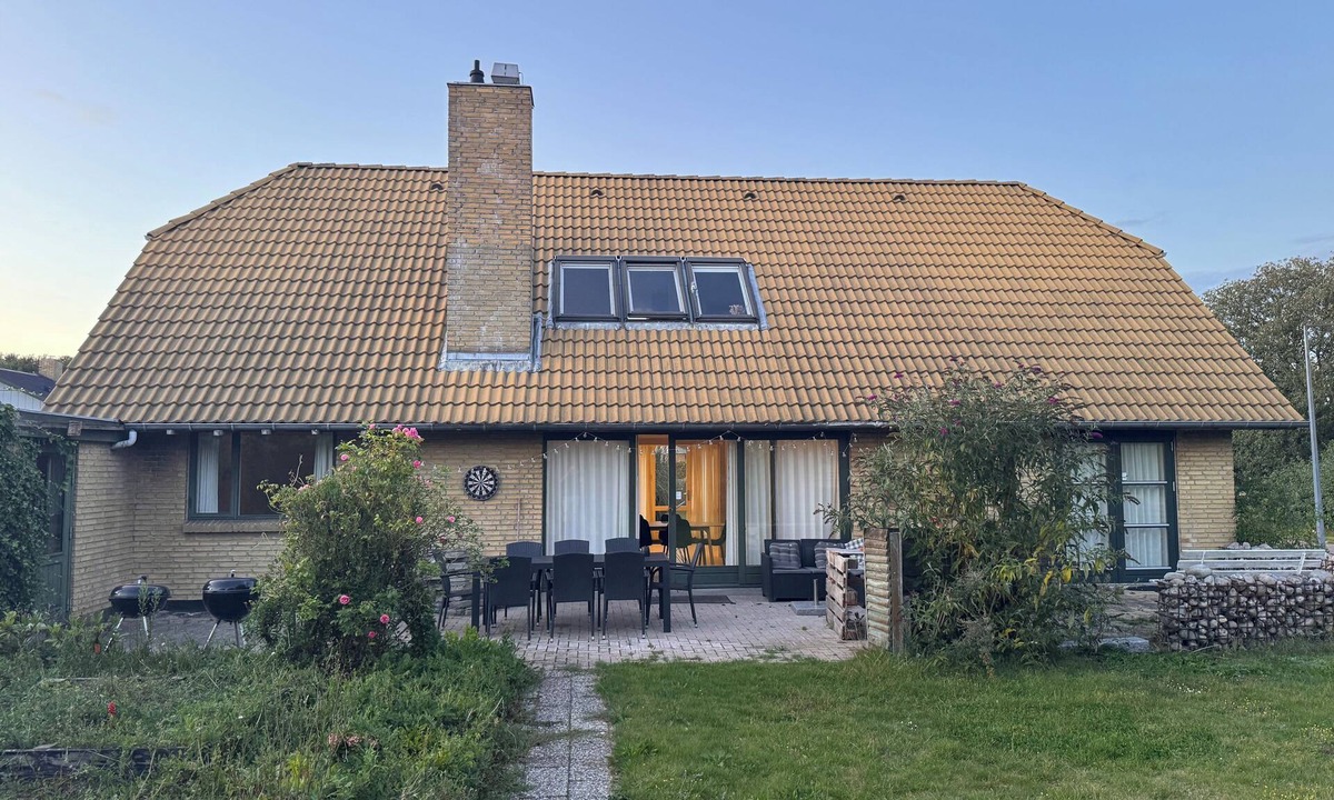 Munkebo House | The Sunflower: 7BR, 3BA Retreat w/Garden & Parking in Munkebo