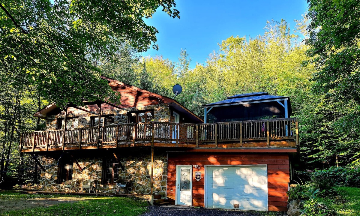Sainte-Ann-des-Lacs House | The Sunny Terrace with spa