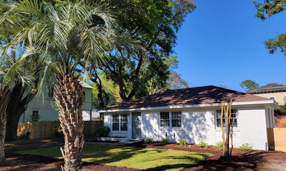 Old Village House | THE SURF SHACK 3R/2 BA/Old Mt. Pleasant near beaches, EVERYTHING!