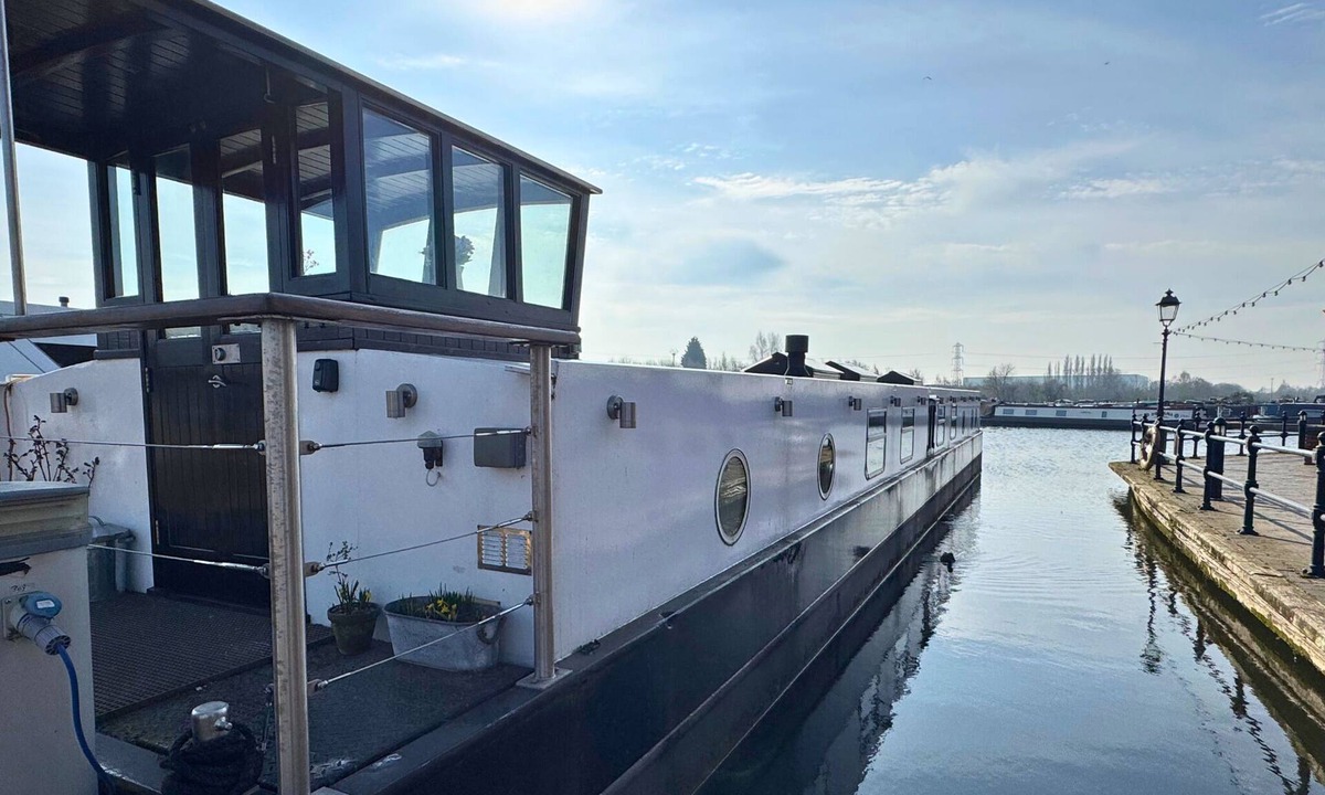 Barton under Needwood Boat Rental | The Swan Flotel | Barton Marina