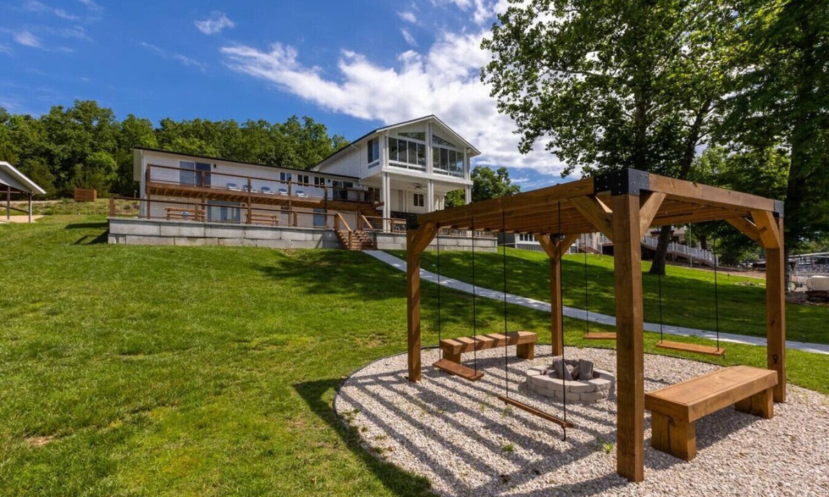 Lake Ozark House | The Sway Stay - Lakeside Fire Pit & Location!
