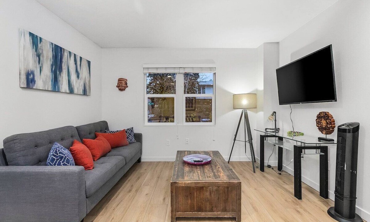 Minor Apartment | The Sweetest Hideaway - 81 Walkscore!