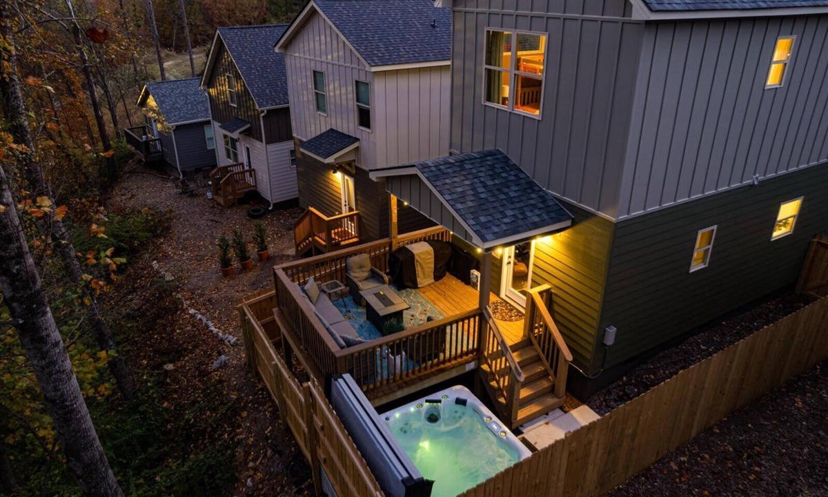Lookout Valley Neighborhood Association House | The Switchback: Luxe Home w/Hot Tub & Fire Pit