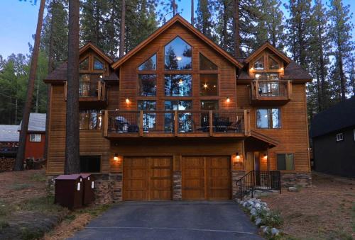 South Lake Tahoe Ski Chalet | The T-Pot Chalet for 12