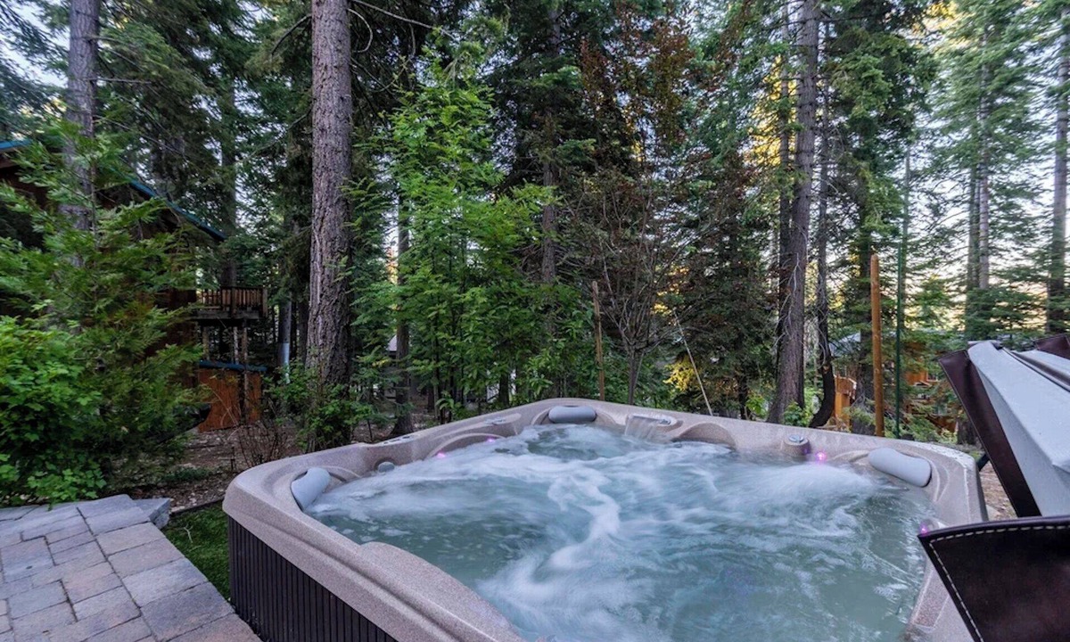 Kingswood Estates Cabin | The Tahoe Treehouse: Hot Tub, High-end Remodel, Beautiful Views, 3 King Beds, EV Charger