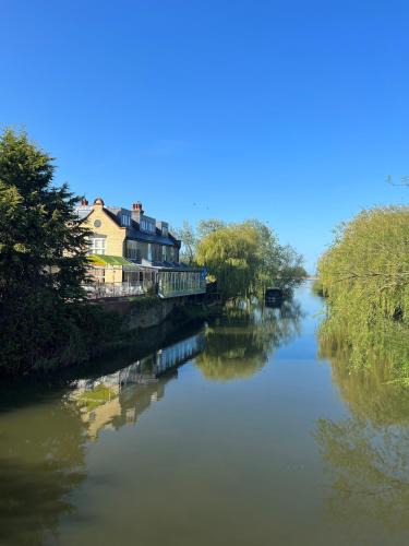 Mepal Bed & Breakfast | The Three Pickerels